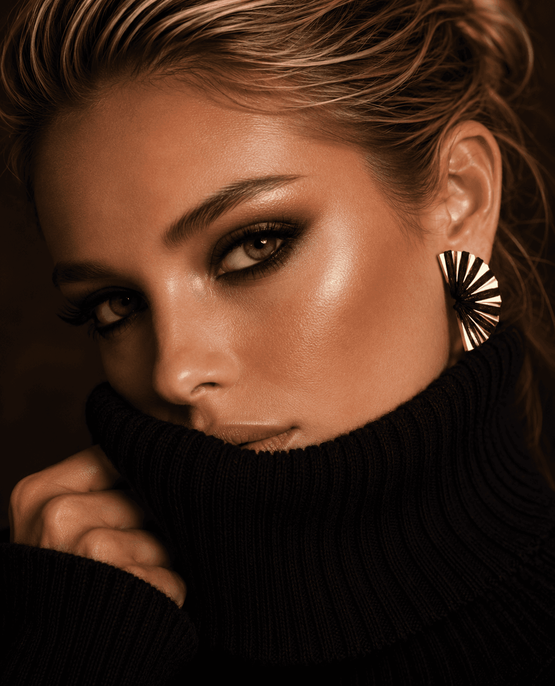 Yelpaze model siyah deri detaylı küpe